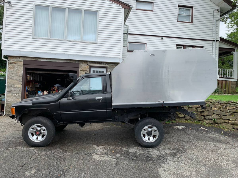 Illustration for article titled At $5,200, Is This 1987 Toyota 4X4 Custom Camper an Apocalypse Wow?